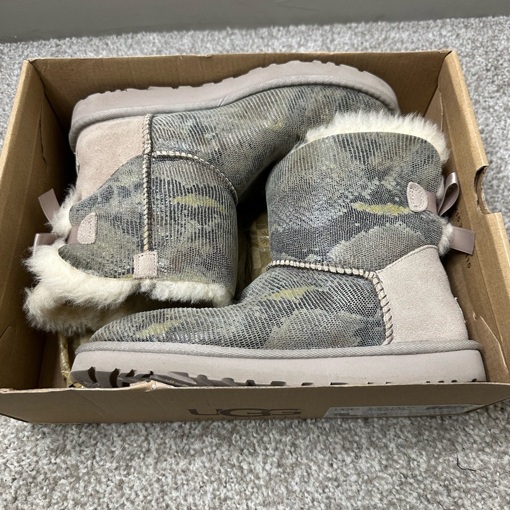 GENTLY WORN!
MINI BAILEY BOW SNAKE UGG BOOTS GENTLY USED SIZE 7 US